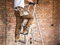 Cómo elegir la escalera o taburete de trabajo más seguro para casa