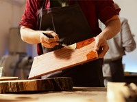 ¿Es mejor aplicar barniz o aceite para el cuidado de muebles de madera?