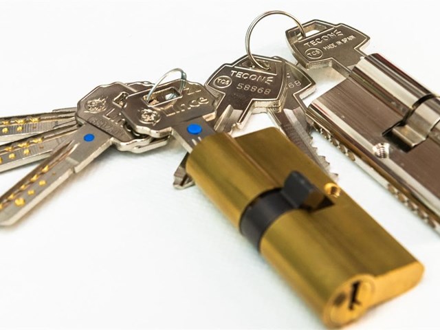 ¿Es mejor una cerradura multipunto o una cerradura con cilindro de alta gama?