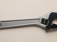 ¿Es mejor una llave inglesa ajustable o un set de llaves fijas?