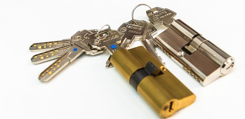 ¿Qué diferencia hay entre un cerrojo y una cerradura?